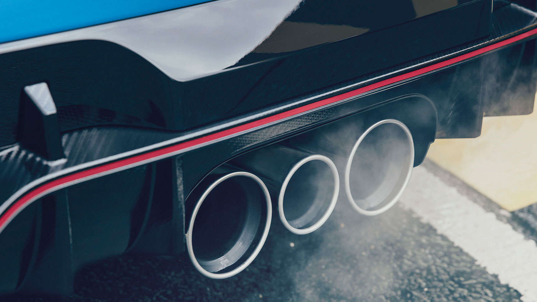 Gros plan sur le pot d'échappement de la Honda Civic Type R